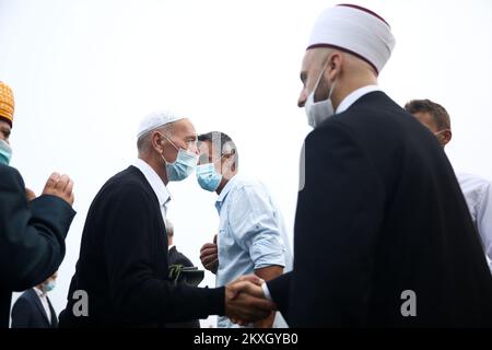 I musulmani bosniaci offrono le preghiere di Eid al-Adha sullo stadio durante lo scoppio della malattia di coronavirus (COVID-19) nel villaggio di Zupca, Bosnia-Erzegovina, il 31 luglio 2020. Foto: Armin Durgut/PIXSELL Foto Stock