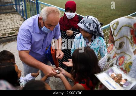 I musulmani bosniaci offrono le preghiere di Eid al-Adha sullo stadio durante lo scoppio della malattia di coronavirus (COVID-19) nel villaggio di Zupca, Bosnia-Erzegovina, il 31 luglio 2020. Foto: Armin Durgut/PIXSELL Foto Stock