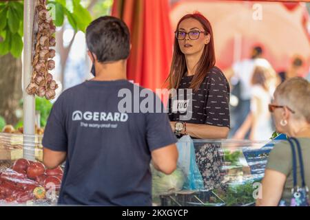 Nonostante le alte temperature, la gente sta visitando il colorato mercato della città di Pola, Croazia il 31 luglio 2020. Foto: Srecko Niketic/PIXSELL Foto Stock