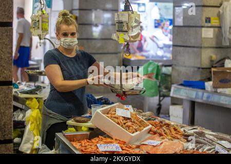 Il mercato del pesce a Pola aveva oggi l'offerta di geat a Pola, Croazia, il 31 luglio 2020. Foto: Srecko Niketic/PIXSELL Foto Stock