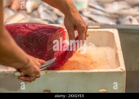 Il mercato del pesce a Pola aveva oggi l'offerta di geat a Pola, Croazia, il 31 luglio 2020. Foto: Srecko Niketic/PIXSELL Foto Stock