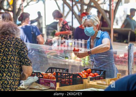 Nonostante le alte temperature, la gente sta visitando il colorato mercato della città di Pola, Croazia il 31 luglio 2020. Foto: Srecko Niketic/PIXSELL Foto Stock