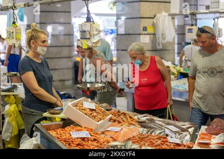 Il mercato del pesce a Pola aveva oggi l'offerta di geat a Pola, Croazia, il 31 luglio 2020. Foto: Srecko Niketic/PIXSELL Foto Stock