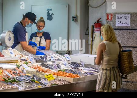 Il mercato del pesce a Pola aveva oggi l'offerta di geat a Pola, Croazia, il 31 luglio 2020. Foto: Srecko Niketic/PIXSELL Foto Stock