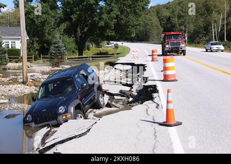 Uragano alluvione/tempesta tropicale - Ludlow, Vt. , Il 29 agosto 2011 un'automobile è bloccata in un fosso dopo che parte della Route 103 è lavata via da inondazione di lampo associata con Irene di tempesta tropicale. Molte strade e ponti in tutto lo stato del Vermont sono stati gravemente danneggiati dalla tempesta. La FEMA fornisce assistenza alle città e alle comunità per riprendersi dai disastri. Vermont Tropical Storm Irene. Fotografie relative a disastri e programmi, attività e funzionari di gestione delle emergenze Foto Stock