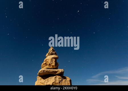 Vista del cielo notturno e sculture di pietre impilate, sull'isola di Vir, Croazia, il 2 agosto 2020. L'isola di Vir è una delle 300 isole e isolette dell'arcipelago di Zara, una delle 1186 isole e isolette nell'Adriatico croato. Passato nel mare di Vir nella parte settentrionale della Dalmazia. Foto: Davor Puklavec/PIXSELL Foto Stock