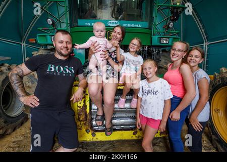 La famiglia Blazekovic di nove membri a Kric Gornji nel comune di Zrinski Topolovac ha una fattoria di mucche, bovini e vitelli, un totale di ottanta capi di bestiame Simmental e Holstein. Le mucche stanno pascolando nei prati sotto la casa dalla primavera alla fine dell'autunno. Oltre all'allevamento di bovini, sono anche impegnati nell'agricoltura, quindi coltivano 27 ettari di terreno. Tijana e Darko hanno sette figlie (Lana, Larisa, Lucia, Lara, Lena i Lota più giovane) e tutti amano dimezzare i loro genitori tranne i più giovani. In Kroz Gornji, Croazia su 24. Luglio, 2020. Foto: Tomislav Miletic/PIXSELL Foto Stock