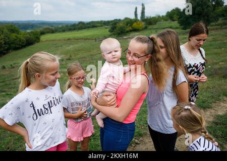 La famiglia Blazekovic di nove membri a Kric Gornji nel comune di Zrinski Topolovac ha una fattoria di mucche, bovini e vitelli, un totale di ottanta capi di bestiame Simmental e Holstein. Le mucche stanno pascolando nei prati sotto la casa dalla primavera alla fine dell'autunno. Oltre all'allevamento di bovini, sono anche impegnati nell'agricoltura, quindi coltivano 27 ettari di terreno. Tijana e Darko hanno sette figlie (Lana, Larisa, Lucia, Lara, Lena i Lota più giovane) e tutti amano dimezzare i loro genitori tranne i più giovani. In Kroz Gornji, Croazia su 24. Luglio, 2020. Foto: Tomislav Miletic/PIXSELL Foto Stock