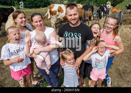 La famiglia Blazekovic di nove membri a Kric Gornji nel comune di Zrinski Topolovac ha una fattoria di mucche, bovini e vitelli, un totale di ottanta capi di bestiame Simmental e Holstein. Le mucche stanno pascolando nei prati sotto la casa dalla primavera alla fine dell'autunno. Oltre all'allevamento di bovini, sono anche impegnati nell'agricoltura, quindi coltivano 27 ettari di terreno. Tijana e Darko hanno sette figlie (Lana, Larisa, Lucia, Lara, Lena i Lota più giovane) e tutti amano dimezzare i loro genitori tranne i più giovani. In Kroz Gornji, Croazia su 24. Luglio, 2020. Foto: Tomislav Miletic/PIXSELL Foto Stock