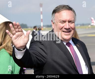 STATI UNITI Il Segretario di Stato Mike Pompeo arriva con la moglie Susan, durante la sua visita in Europa centrale, all'aeroporto Joze Pucnik di Lubiana a Zgornji Brnik, Slovenia, il 13 agosto 2020. Foto:Ziga Zivulovic jr./BOBO/PIXSELL Foto Stock