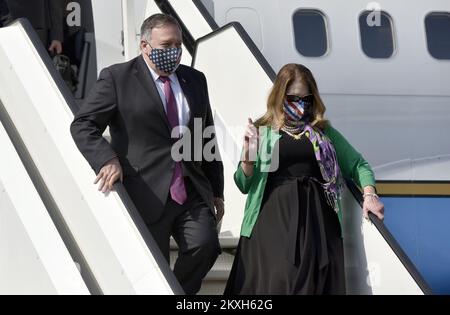 STATI UNITI Il Segretario di Stato Mike Pompeo arriva con la moglie Susan, durante la sua visita in Europa centrale, all'aeroporto Joze Pucnik di Lubiana a Zgornji Brnik, Slovenia, il 13 agosto 2020. Foto:Ziga Zivulovic jr./BOBO/PIXSELL Foto Stock