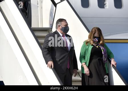 STATI UNITI Il Segretario di Stato Mike Pompeo arriva con la moglie Susan, durante la sua visita in Europa centrale, all'aeroporto Joze Pucnik di Lubiana a Zgornji Brnik, Slovenia, il 13 agosto 2020. Foto:Ziga Zivulovic jr./BOBO/PIXSELL Foto Stock