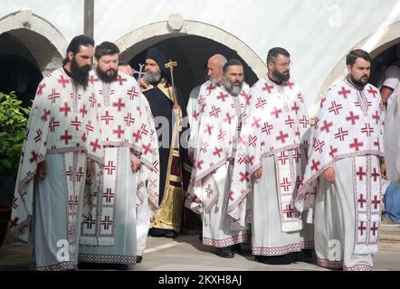 I credenti ortodossi hanno celebrato la grande festa della Trasfigurazione del Signore nel monastero di Krka a Kistanje, in Croazia, il 19 agosto 2020. La solenne liturgia è stata presieduta da sua Eminenza Nikodim Kosovic, Vescovo di Dalmazia. Foto: Dusko Jaramaz/PIXSELL Foto Stock