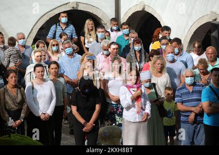 I credenti ortodossi hanno celebrato la grande festa della Trasfigurazione del Signore nel monastero di Krka a Kistanje, in Croazia, il 19 agosto 2020. La solenne liturgia è stata presieduta da sua Eminenza Nikodim Kosovic, Vescovo di Dalmazia. Foto: Dusko Jaramaz/PIXSELL Foto Stock