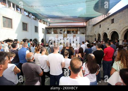 I credenti ortodossi hanno celebrato la grande festa della Trasfigurazione del Signore nel monastero di Krka a Kistanje, in Croazia, il 19 agosto 2020. La solenne liturgia è stata presieduta da sua Eminenza Nikodim Kosovic, Vescovo di Dalmazia. Foto: Dusko Jaramaz/PIXSELL Foto Stock