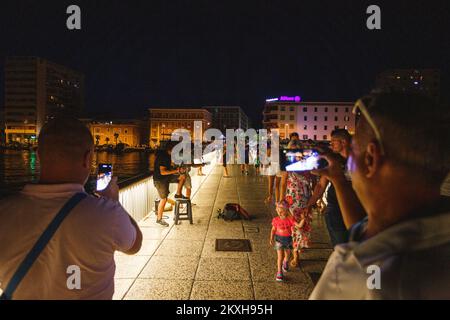 Vista della scena notturna uno dei motivi più riconoscibili di Zara, un ponte pedonale che collega la città vecchia e la nuova città di Zara, Croazia, agosto 21,2020. Foto: Marko Dimic/PIXSELL Foto Stock