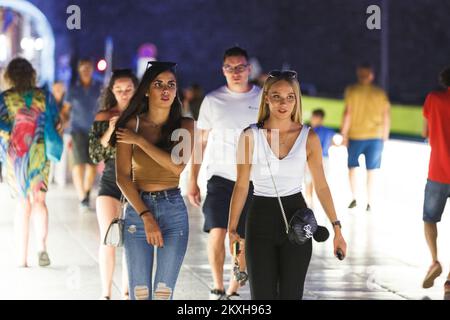 Vista della scena notturna uno dei motivi più riconoscibili di Zara, un ponte pedonale che collega la città vecchia e la nuova città di Zara, Croazia, agosto 21,2020. Foto: Marko Dimic/PIXSELL Foto Stock