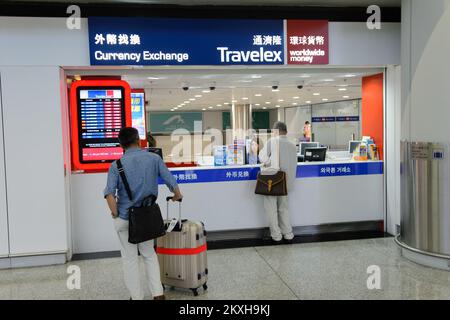 HONG KONG - 06 MAGGIO 2015: Banco Travelex in aeroporto. Travelex Group è il più grande ufficio di cambio del mondo ed è uno dei principali donatori e sponsor Foto Stock