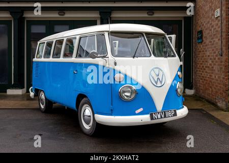 1975 Volkswagen Camper Van ‘NWV 116P’ in mostra all’Assemblea dei cavalli da lavoro tenutasi presso il Bicester Heritage Centre il 27th novembre 2022 Foto Stock