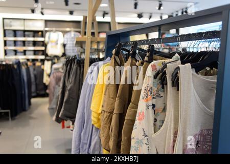 HONG KONG - 04 GIUGNO 2015: Centro commerciale interno di Hong Kong. I centri commerciali di Hong Kong sono alcuni dei più grandi e impressionanti del mondo Foto Stock