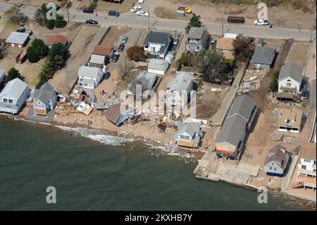 Uragano/tempesta tropicale - East Haven, Conn , 1 settembre 2011 una vista aerea di Cosey Beach mostra alcuni danni alle case a causa dell'uragano Irene. East Haven, CT-September 1, 2011-- una vista ariel di Cosey Beach mostra alcuni danni alle case a causa dell'uragano Irene.. Fotografie relative a disastri e programmi, attività e funzionari di gestione delle emergenze Foto Stock