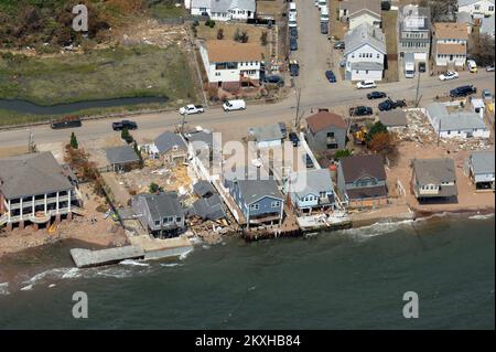 Uragano/tempesta tropicale - East Haven, Conn , 1 settembre 2011 una vista aerea mostra alcuni danni alle case a causa dell'uragano Irene. East Haven, CT-September 1, 2011-- una vista ariel mostra alcuni danni alle case a causa dell'uragano Irene. Fotografie relative a disastri e programmi, attività e funzionari di gestione delle emergenze Foto Stock