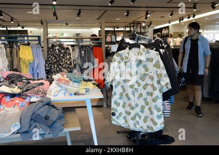 HONG KONG - 04 GIUGNO 2015: Centro commerciale interno di Hong Kong. I centri commerciali di Hong Kong sono alcuni dei più grandi e impressionanti del mondo Foto Stock