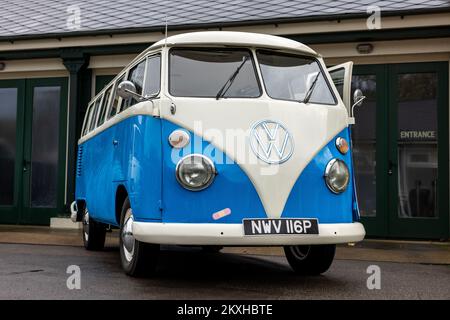 1975 Volkswagen Camper Van ‘NWV 116P’ in mostra all’Assemblea dei cavalli da lavoro tenutasi presso il Bicester Heritage Centre il 27th novembre 2022 Foto Stock