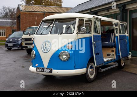 1975 Volkswagen Camper Van ‘NWV 116P’ in mostra all’Assemblea dei cavalli da lavoro tenutasi presso il Bicester Heritage Centre il 27th novembre 2022 Foto Stock