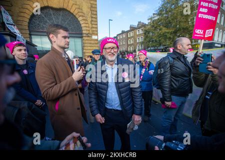 Londra, Inghilterra, Regno Unito. 30th Nov 2022. L'ex leader del partito laburista JEREMY CORBYN è visto in un rally dai membri del rally dell'università e dell'Unione del college al di fuori della stazione di King's Cross mentre il personale di istruzione superiore va sciopero per la paga e le condizioni migliori. (Credit Image: © Tayfun Salci/ZUMA Press Wire) Credit: ZUMA Press, Inc./Alamy Live News Foto Stock