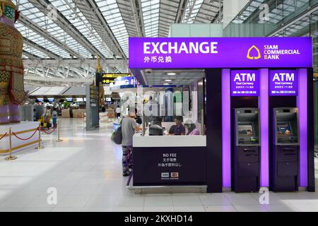 BANGKOK, THAILANDIA - 19 GIUGNO 2015: Interno dell'aeroporto Suvarnabhumi. L'Aeroporto Suvarnabhumi e' uno dei due aeroporti internazionali che servono Bangkok Foto Stock