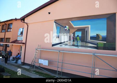 Igor Taritas, artista con sede in Croazia che ricerca spazi vuoti di atmosfera surreale e melanconica, finito grande murale sulla scuola elementare Mato Lovrak, a Veliki Grdjevac, Croazia, il 28,2020 agosto Foto:Damir Spehar/PIXSELL Foto Stock