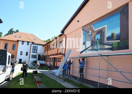 Igor Taritas, artista con sede in Croazia che ricerca spazi vuoti di atmosfera surreale e melanconica, finito grande murale sulla scuola elementare Mato Lovrak, a Veliki Grdjevac, Croazia, il 28,2020 agosto Foto:Damir Spehar/PIXSELL Foto Stock