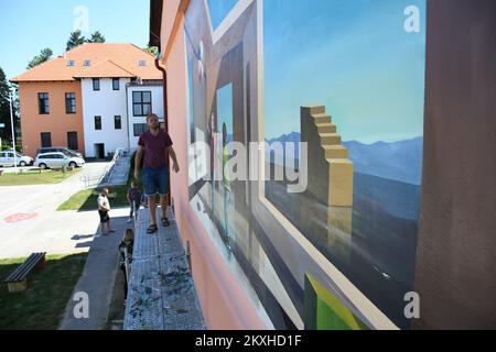 Igor Taritas, artista con sede in Croazia che ricerca spazi vuoti di atmosfera surreale e melanconica, finito grande murale sulla scuola elementare Mato Lovrak, a Veliki Grdjevac, Croazia, il 28,2020 agosto Foto:Damir Spehar/PIXSELL Foto Stock