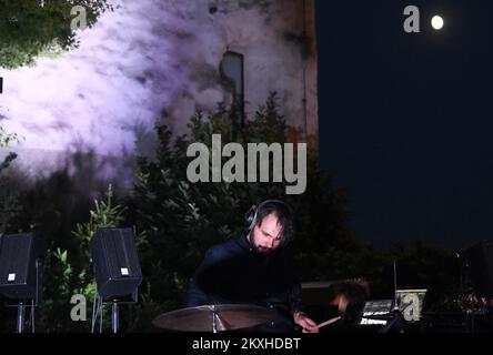 L'intervento musicale di Alex Brajkovic nel Parco di Bela IV come parte dell'installazione di luci e suoni della 'Foresta di canto', che ha segnato l'ultimo giorno del progetto 'Okolo' a Zagabria, in Croazia, il 29. Agosto, 2020.Photo: Josip Regovic/PIXSELL Foto Stock