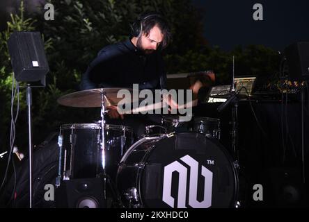 L'intervento musicale di Alex Brajkovic nel Parco di Bela IV come parte dell'installazione di luci e suoni della 'Foresta di canto', che ha segnato l'ultimo giorno del progetto 'Okolo' a Zagabria, in Croazia, il 29. Agosto, 2020.Photo: Josip Regovic/PIXSELL Foto Stock