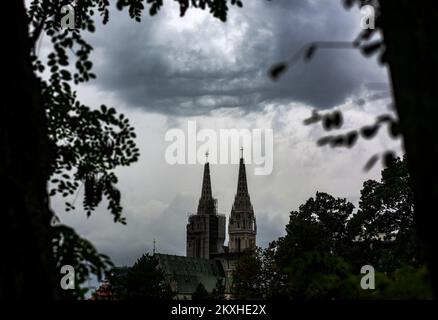 Nuvole cupe sopra la Cattedrale di Zagabria, a Zagabria, Croazia, il 31 agosto 2020. Foto: Marin Tironi/PIXSELL Foto Stock