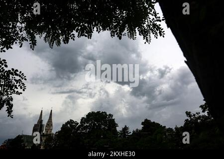 Nuvole cupe sopra la Cattedrale di Zagabria, a Zagabria, Croazia, il 31 agosto 2020. Foto: Marin Tironi/PIXSELL Foto Stock