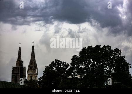 Nuvole cupe sopra la Cattedrale di Zagabria, a Zagabria, Croazia, il 31 agosto 2020. Foto: Marin Tironi/PIXSELL Foto Stock