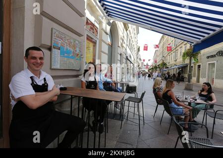 Protesta dei ristoratori della contea di Primorje-Gorski Kotar a Rijeka, Croazia il 10 settembre 2020. Alle 11:55, i ristoratori hanno smesso di servire gli ospiti per un'ora per avvertire della difficile situazione in cui si sono trovati a causa della pandemia del coronavirus e per incoraggiare un'azione urgente da parte dell'istituzione responsabile per preservare i posti di lavoro e prevenire il crollo dell'economia. Si tratta di un'azione chiamata '5-12' avviata dall'Associazione dei ristoratori del Quarnero e dell'Istria, con l'intento di salvare la vita di migliaia di dipendenti del settore, ma anche di incoraggiare i cittadini e i ristoratori a mostrarsi Foto Stock