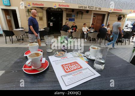 Protesta dei ristoratori della contea di Primorje-Gorski Kotar a Rijeka, Croazia il 10 settembre 2020. Alle 11:55, i ristoratori hanno smesso di servire gli ospiti per un'ora per avvertire della difficile situazione in cui si sono trovati a causa della pandemia del coronavirus e per incoraggiare un'azione urgente da parte dell'istituzione responsabile per preservare i posti di lavoro e prevenire il crollo dell'economia. Si tratta di un'azione chiamata '5-12' avviata dall'Associazione dei ristoratori del Quarnero e dell'Istria, con l'intento di salvare la vita di migliaia di dipendenti del settore, ma anche di incoraggiare i cittadini e i ristoratori a mostrarsi Foto Stock