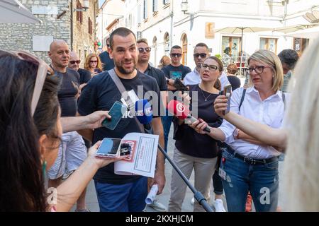 Marko Ristic, membro dell'Associazione dei ristoratori del Quarnero e dell'Istria, interviene in una conferenza stampa durante l'azione 5-12 a Pola, Croazia, il 10 settembre 2020. Alle 11:55, i ristoratori hanno chiuso il bar per un'ora per avvertire della difficile situazione in cui si sono trovati a causa della pandemia del coronavirus e per incoraggiare un'azione urgente da parte dell'istituzione responsabile per preservare i posti di lavoro e prevenire il crollo dell'economia. Si tratta di un'azione chiamata '5-12' avviata dall'Associazione dei ristoratori del Quarnero e dell'Istria, con l'intenzione di salvare la vita di migliaia di em Foto Stock