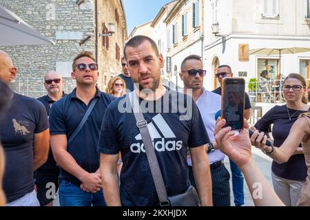 Marko Ristic, membro dell'Associazione dei ristoratori del Quarnero e dell'Istria, interviene in una conferenza stampa durante l'azione 5-12 a Pola, Croazia, il 10 settembre 2020. Alle 11:55, i ristoratori hanno chiuso il bar per un'ora per avvertire della difficile situazione in cui si sono trovati a causa della pandemia del coronavirus e per incoraggiare un'azione urgente da parte dell'istituzione responsabile per preservare i posti di lavoro e prevenire il crollo dell'economia. Si tratta di un'azione chiamata '5-12' avviata dall'Associazione dei ristoratori del Quarnero e dell'Istria, con l'intenzione di salvare la vita di migliaia di em Foto Stock