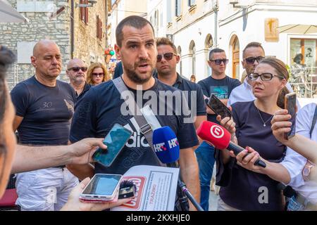 Marko Ristic, membro dell'Associazione dei ristoratori del Quarnero e dell'Istria, interviene in una conferenza stampa durante l'azione 5-12 a Pola, Croazia, il 10 settembre 2020. Alle 11:55, i ristoratori hanno chiuso il bar per un'ora per avvertire della difficile situazione in cui si sono trovati a causa della pandemia del coronavirus e per incoraggiare un'azione urgente da parte dell'istituzione responsabile per preservare i posti di lavoro e prevenire il crollo dell'economia. Si tratta di un'azione chiamata '5-12' avviata dall'Associazione dei ristoratori del Quarnero e dell'Istria, con l'intenzione di salvare la vita di migliaia di em Foto Stock