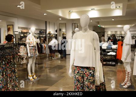 HONG KONG - 05 MAGGIO 2015: Zara negozio interno. Zara è un rivenditore spagnolo di abbigliamento e accessori con sede ad Arteixo, in Galizia, e fondata nel 1975 da Un Foto Stock