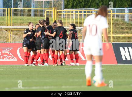 ZAGABRIA, CROAZIA - 18 SETTEMBRE: I giocatori croati festeggiano il gol durante la partita di qualificazione europea delle donne UEFA tra Croazia e Svizzera il 18 settembre 2020 a Zagabria, Croazia. Foto: Marko Prpic/PIXSELL Foto Stock