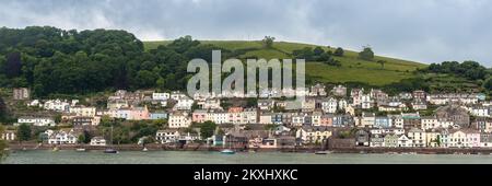 DARTMOUTH, DEVON, Regno Unito - 06 GIUGNO 2009: Vista panoramica sul fiume Dart verso la città situata sulle basse colline sopra il fiume Foto Stock