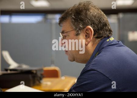 Allagando uragano/tempesta tropicale - Nettuno, N. J. , 6 settembre 2011 Jack Herbert, un capo di logistica di FEMA, lavora al suo computer mentre lui ed i membri del suo team di loisitcs preparano un JFO in Nettuno per l'occupazione immediata dagli specialisti di FEMA schierati per lavorare su DR-4021-NJ. Il team Logistics e l'ufficio JFO supportano la missione della FEMA fornendo agli specialisti FEMA una struttura sicura in cui lavorare, comunicare e assistere i soccoritori delle catastrofi, lo stato e le amministrazioni locali nella loro risposta alle inondazioni e ai danni causati dal vento causati dall'uragano Irene il 28 agosto. Uragano Irene del New Jersey. Foto Foto Stock