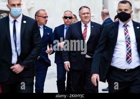 STATI UNITI Il Segretario di Stato Mike Pompeo parla con il Ministro degli Esteri ed europei della Croazia Gordan Grlic Radman durante un tour a piedi della Città Vecchia a Dubrovnik, Croazia, il 02 ottobre 2020. Foto: Milano SABIC/PIXSELL Foto Stock
