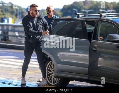 Il calciatore croato Nikola Vlasic ha visto salutare suo padre Josko all'aeroporto Dr. Franjo Tudjman di Zagabria, Croazia, il 5 ottobre 2020. La nazionale croata ha viaggiato per una partita amichevole con la Svizzera. Foto: Matija Habljak/PIXSELL Foto Stock